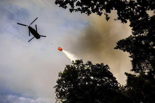 OOSTRUM - The fire department is battling a very large fire in the De Rosmolen nature reserve. Due to dry conditions, the fire was able to spread rapidly. ROB ENGELAAR ANP netherlands out - belgium out  Copyright: xx x564824050x originalFilename: 564824050.jpg