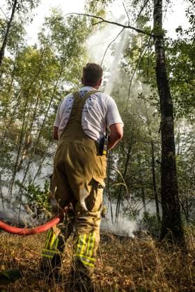 OOSTRUM - The fire department is battling a very large fire in the De Rosmolen nature reserve. Due to dry conditions, the fire was able to spread rapidly. ROB ENGELAAR ANP netherlands out - belgium out  Copyright: xx x564824082x originalFilename: 564824082.jpg