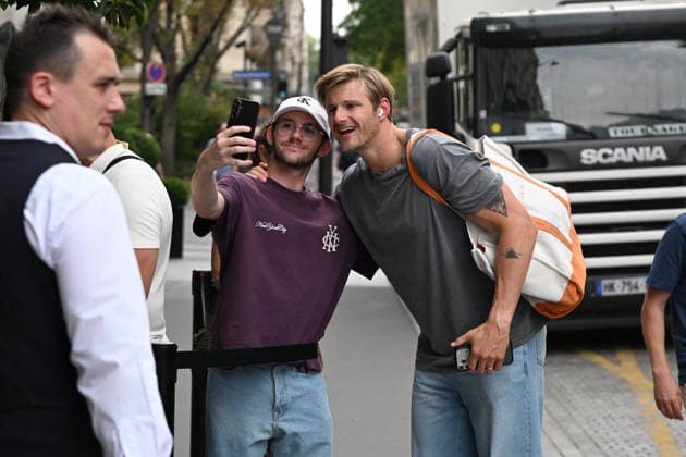 Alexander Ludwig of *The White Lotus* arrives at the Mandarin Oriental Lutetia hotel in Paris on August 3, 2026. Lionel Urman, Bestimage. Alexander Ludwig of *The White Lotus* arrives at the Mandarin Oriental Lutetia hotel in Paris on August 3, 2026. Paris, France  Copyright: xLIONELxURMANxx xBESTIMAGExLIONELxURMANxx xBESTIMAGEx