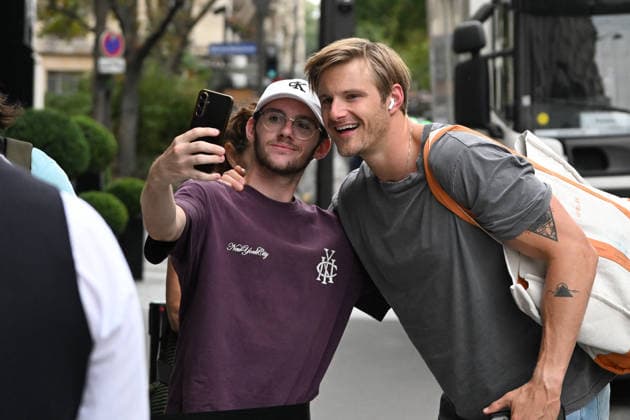Alexander Ludwig of *The White Lotus* arrives at the Mandarin Oriental Lutetia hotel in Paris on August 3, 2026. Lionel Urman, Bestimage. Alexander Ludwig of *The White Lotus* arrives at the Mandarin Oriental Lutetia hotel in Paris on August 3, 2026. Paris, France  Copyright: xLIONELxURMANxx xBESTIMAGExLIONELxURMANxx xBESTIMAGEx