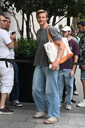 Alexander Ludwig of *The White Lotus* arrives at the Mandarin Oriental Lutetia hotel in Paris on August 3, 2026. Lionel Urman, Bestimage. Alexander Ludwig of *The White Lotus* arrives at the Mandarin Oriental Lutetia hotel in Paris on August 3, 2026. Paris, France  Copyright: xLIONELxURMANxx xBESTIMAGExLIONELxURMANxx xBESTIMAGEx