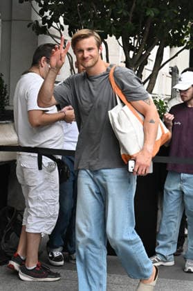 Alexander Ludwig of *The White Lotus* arrives at the Mandarin Oriental Lutetia hotel in Paris on August 3, 2026. Lionel Urman, Bestimage. Alexander Ludwig of *The White Lotus* arrives at the Mandarin Oriental Lutetia hotel in Paris on August 3, 2026. Paris, France  Copyright: xLIONELxURMANxx xBESTIMAGExLIONELxURMANxx xBESTIMAGEx