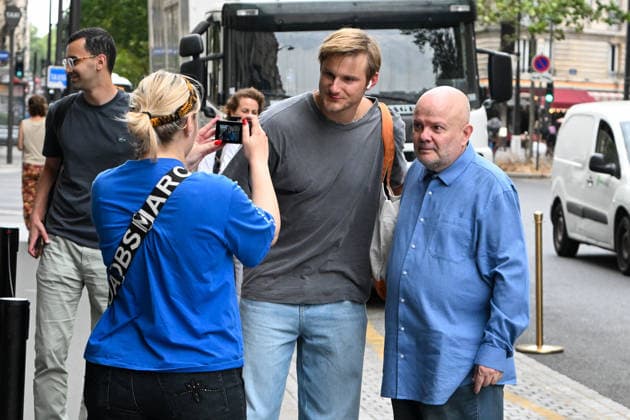 Alexander Ludwig of *The White Lotus* arrives at the Mandarin Oriental Lutetia hotel in Paris on August 3, 2026. Lionel Urman, Bestimage. Alexander Ludwig of *The White Lotus* arrives at the Mandarin Oriental Lutetia hotel in Paris on August 3, 2026. Paris, France  Copyright: xLIONELxURMANxx xBESTIMAGExLIONELxURMANxx xBESTIMAGEx