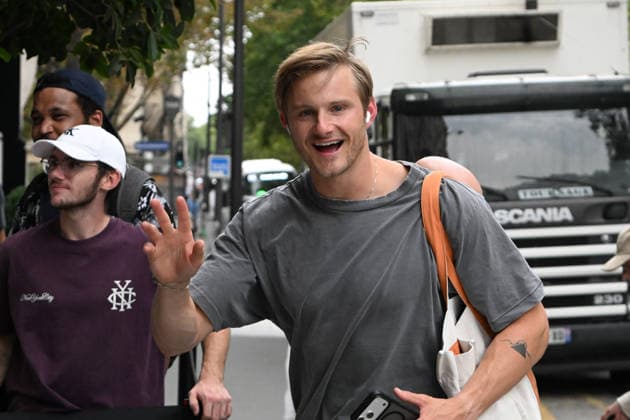 Alexander Ludwig of *The White Lotus* arrives at the Mandarin Oriental Lutetia hotel in Paris on August 3, 2026. Lionel Urman, Bestimage. Alexander Ludwig of *The White Lotus* arrives at the Mandarin Oriental Lutetia hotel in Paris on August 3, 2026. Paris, France  Copyright: xLIONELxURMANxx xBESTIMAGExLIONELxURMANxx xBESTIMAGEx