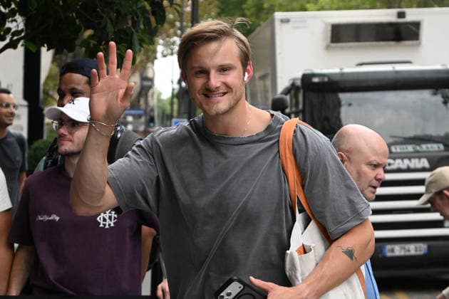 Alexander Ludwig of *The White Lotus* arrives at the Mandarin Oriental Lutetia hotel in Paris on August 3, 2026. Lionel Urman, Bestimage. Alexander Ludwig of *The White Lotus* arrives at the Mandarin Oriental Lutetia hotel in Paris on August 3, 2026. Paris, France  Copyright: xLIONELxURMANxx xBESTIMAGExLIONELxURMANxx xBESTIMAGEx