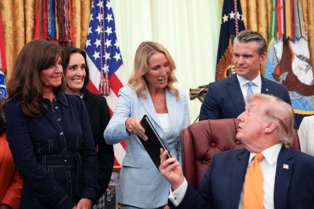Trump White House Executive Order Signing WASHINGTON, DC - AUG. 3: U.S. President Donald Trump speaks to Jennifer Hegseth before signing an executive order establishing the Presidential Military Spouse Commission on Monday, Aug. 3, 2026 in the Oval Office at the White House in Washington, D.C. (Photo by Allison Robbert Pool For The Washington Post) Washington DC United States  Copyright: xPool ABACAx