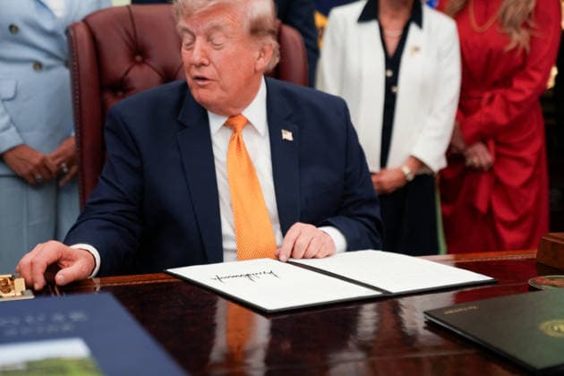 Trump White House Executive Order Signing WASHINGTON, DC - AUG. 3: U.S. President Donald Trump signs an executive order establishing the Presidential Military Spouse Commission on Monday, Aug. 3, 2026 in the Oval Office at the White House in Washington, D.C. (Photo by Allison Robbert Pool For The Washington Post) Washington DC United States  Copyright: xPool ABACAx