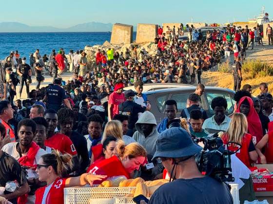 An NGO in Ceuta has distributed more than 12,000 meals to migrants since the mass influx; the Red Cross and the organization Sur Sur are distributing basic food supplies, as of August 3, 2026, in Ceuta, Spain. The Ceuta-based NGO Luna Blanca has distributed more than 12,000 meals in recent days to migrants who entered the city during the mass influx from Morocco. On Sunday alone, the organization’s staff and volunteers distributed food to more than 4,500 people, according to information provided by the NGO to Europa Press on Monday, August 3, 2026. MIGRANTS NGO VOLUNTEERS LUNA BLANCA FOOD PALLETS DONATIONS Ivá Ceuta Ceuta, Spain  Copyright: xIvanxZambranox xEuropaxPressx 7700801