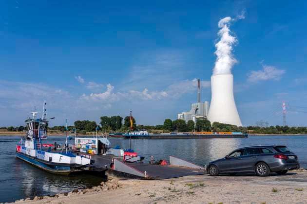 Extremer Niedrigwasser Stand am Rhein, nach dem trockensten und wärmsten Juli, seit der Wetteraufzeichnung, Pegel Rekord Tiefststand, fallen die Ufer trocken, die Schifffahrt kann nur mit verringerter Ladung und Geschwindigkeit fahren, Duisburg-Walsum, Fähranleger der Auto- und Personenfähre von Orsoy nach Walsum, STEAG Heizkraftwerk Walsum, NRW, Deutschland Rhein Niedrigwasser *** Extremely low water levels on the Rhine following the driest and warmest July on record; water levels have hit a record low; the riverbanks are exposed; shipping can only operate with reduced cargo and at reduced speeds; Duisburg Walsum, Ferry terminal for the car and passenger ferry from Orsoy to Walsum; STEAG Walsum Combined Heat and Power Plant; North Rhine