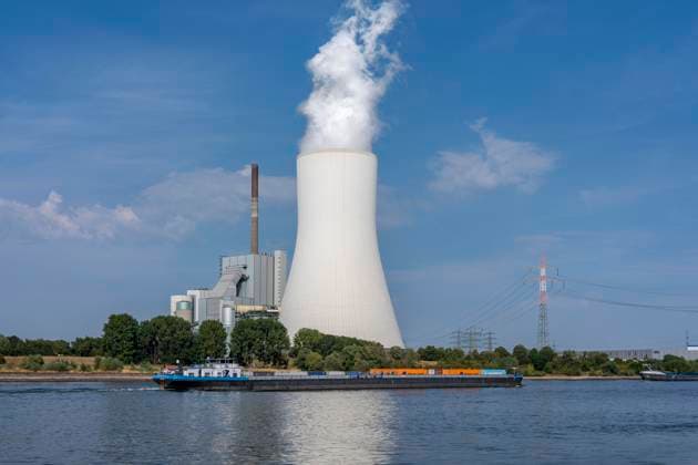 Extremer Niedrigwasser Stand am Rhein, nach dem trockensten und wärmsten Juli, seit der Wetteraufzeichnung, Pegel Rekord Tiefststand, fallen die Ufer trocken, die Schifffahrt kann nur mit verringerter Ladung und Geschwindigkeit fahren, Duisburg-Walsum, Fähranleger der Auto- und Personenfähre von Orsoy nach Walsum, STEAG Heizkraftwerk Walsum, NRW, Deutschland Rhein Niedrigwasser *** Extremely low water levels on the Rhine following the driest and warmest July on record; water levels have hit a record low; the riverbanks are exposed; shipping can only operate with reduced cargo and at reduced speeds; Duisburg Walsum, Ferry terminal for the car and passenger ferry from Orsoy to Walsum; STEAG Walsum Combined Heat and Power Plant; North Rhine
