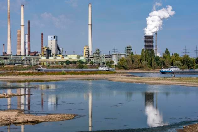 Extremes Niedrigwasser, hier beim Thyssenkrupp Steel Stahlwerk in Duisburg-Marxloh, durch den niedrigen Rheinpegel haben sich Sandbänke gebildet, Frachter können nur mit reduzierter Ladung fahren, das TKS Stahlwerk hat seine Produktion verringert, da nicht mehr genug Rohstoffe für die Stahlindustrie geliefert werden können,Rheinpegel DU-Ruhrort bei 149 cm, tiefster jemals gemessener Pegel, Tendenz fallend, Duisburg, NRW, Deutschland Niedrigwasser Rhein *** Extremely low water levels—here at the Thyssenkrupp Steel plant in Duisburg-Marxloh—have caused sandbars to form due to the low water level of the Rhine; cargo ships can only sail with reduced cargo; the TKS steel mill has cut back production because not enough raw materials can be d