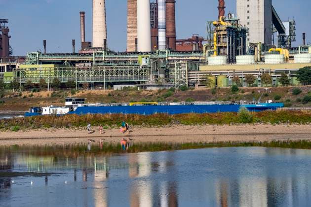 Extremes Niedrigwasser, hier beim Thyssenkrupp Steel Stahlwerk in Duisburg-Marxloh, durch den niedrigen Rheinpegel haben sich Sandbänke gebildet, Frachter können nur mit reduzierter Ladung fahren, das TKS Stahlwerk hat seine Produktion verringert, da nicht mehr genug Rohstoffe für die Stahlindustrie geliefert werden können,Rheinpegel DU-Ruhrort bei 149 cm, tiefster jemals gemessener Pegel, Tendenz fallend, Duisburg, NRW, Deutschland Niedrigwasser Rhein *** Extremely low water levels—here at the Thyssenkrupp Steel plant in Duisburg-Marxloh—have caused sandbars to form due to the low water level of the Rhine; cargo ships can only sail with reduced cargo; the TKS steel mill has cut back production because not enough raw materials can be d