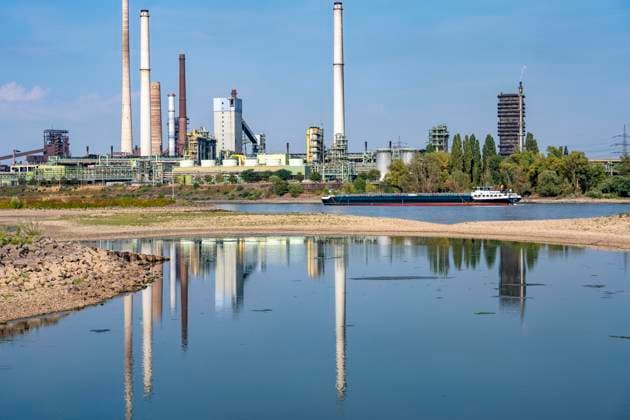 Extremes Niedrigwasser, hier beim Thyssenkrupp Steel Stahlwerk in Duisburg-Marxloh, durch den niedrigen Rheinpegel haben sich Sandbänke gebildet, Frachter können nur mit reduzierter Ladung fahren, das TKS Stahlwerk hat seine Produktion verringert, da nicht mehr genug Rohstoffe für die Stahlindustrie geliefert werden können,Rheinpegel DU-Ruhrort bei 149 cm, tiefster jemals gemessener Pegel, Tendenz fallend, Duisburg, NRW, Deutschland Niedrigwasser Rhein *** Extremely low water levels—here at the Thyssenkrupp Steel plant in Duisburg-Marxloh—have caused sandbars to form due to the low water level of the Rhine; cargo ships can only sail with reduced cargo; the TKS steel mill has cut back production because not enough raw materials can be d