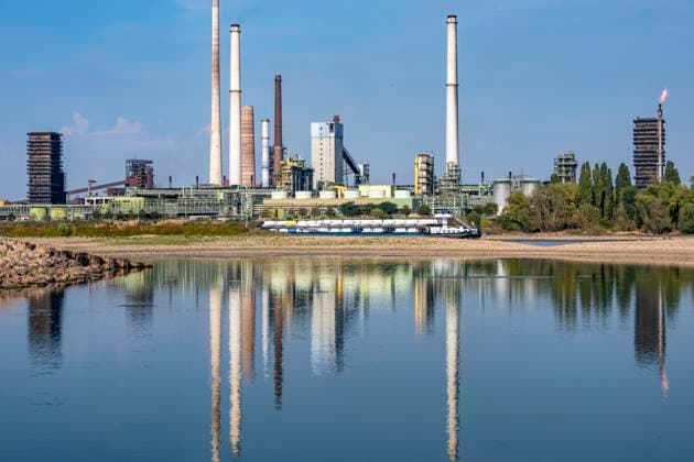 Extremes Niedrigwasser, hier beim Thyssenkrupp Steel Stahlwerk in Duisburg-Marxloh, durch den niedrigen Rheinpegel haben sich Sandbänke gebildet, Frachter können nur mit reduzierter Ladung fahren, das TKS Stahlwerk hat seine Produktion verringert, da nicht mehr genug Rohstoffe für die Stahlindustrie geliefert werden können,Rheinpegel DU-Ruhrort bei 149 cm, tiefster jemals gemessener Pegel, Tendenz fallend, Duisburg, NRW, Deutschland Niedrigwasser Rhein *** Extremely low water levels—here at the Thyssenkrupp Steel plant in Duisburg-Marxloh—have caused sandbars to form due to the low water level of the Rhine; cargo ships can only sail with reduced cargo; the TKS steel mill has cut back production because not enough raw materials can be d