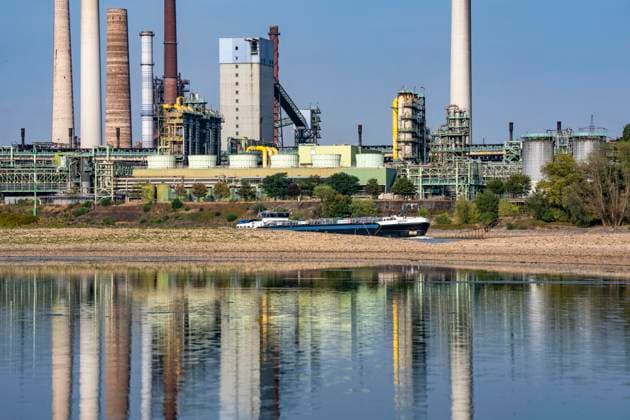 Extremes Niedrigwasser, hier beim Thyssenkrupp Steel Stahlwerk in Duisburg-Marxloh, durch den niedrigen Rheinpegel haben sich Sandbänke gebildet, Frachter können nur mit reduzierter Ladung fahren, das TKS Stahlwerk hat seine Produktion verringert, da nicht mehr genug Rohstoffe für die Stahlindustrie geliefert werden können,Rheinpegel DU-Ruhrort bei 149 cm, tiefster jemals gemessener Pegel, Tendenz fallend, Duisburg, NRW, Deutschland Niedrigwasser Rhein *** Extremely low water levels—here at the Thyssenkrupp Steel plant in Duisburg-Marxloh—have caused sandbars to form due to the low water level of the Rhine; cargo ships can only sail with reduced cargo; the TKS steel mill has cut back production because not enough raw materials can be d