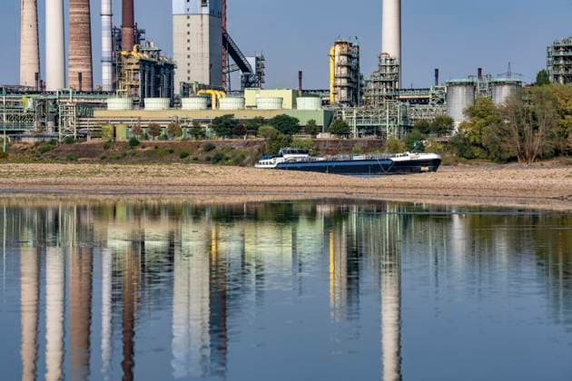 Extremes Niedrigwasser, hier beim Thyssenkrupp Steel Stahlwerk in Duisburg-Marxloh, durch den niedrigen Rheinpegel haben sich Sandbänke gebildet, Frachter können nur mit reduzierter Ladung fahren, das TKS Stahlwerk hat seine Produktion verringert, da nicht mehr genug Rohstoffe für die Stahlindustrie geliefert werden können,Rheinpegel DU-Ruhrort bei 149 cm, tiefster jemals gemessener Pegel, Tendenz fallend, Duisburg, NRW, Deutschland Niedrigwasser Rhein *** Extremely low water levels—here at the Thyssenkrupp Steel plant in Duisburg-Marxloh—have caused sandbars to form due to the low water level of the Rhine; cargo ships can only sail with reduced cargo; the TKS steel mill has cut back production because not enough raw materials can be d