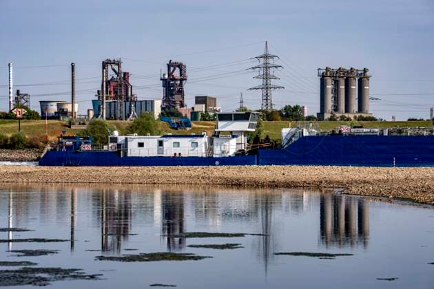 Extremes Niedrigwasser, hier beim Thyssenkrupp Steel Stahlwerk in Duisburg-Marxloh, durch den niedrigen Rheinpegel haben sich Sandbänke gebildet, Frachter können nur mit reduzierter Ladung fahren, das TKS Stahlwerk hat seine Produktion verringert, da nicht mehr genug Rohstoffe für die Stahlindustrie geliefert werden können,Rheinpegel DU-Ruhrort bei 149 cm, tiefster Pegelstand der je gemessen wurde, Tendenz fallend, Hochofen, Duisburg, NRW, Deutschland Niedrigwasser Rhein *** Extremely low water levels—here at the Thyssenkrupp Steel plant in Duisburg-Marxloh—have caused sandbars to form due to the low water level in the Rhine; cargo ships can only sail with reduced cargo; the TKS steel mill has cut back production because not enough raw