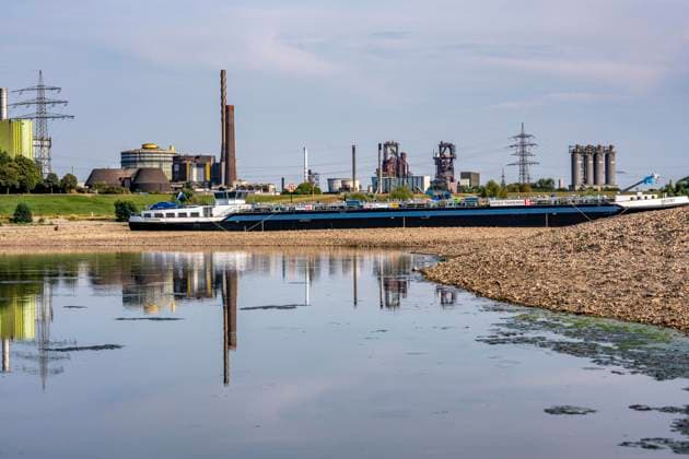 Extremes Niedrigwasser, hier beim Thyssenkrupp Steel Stahlwerk in Duisburg-Marxloh, durch den niedrigen Rheinpegel haben sich Sandbänke gebildet, Frachter können nur mit reduzierter Ladung fahren, das TKS Stahlwerk hat seine Produktion verringert, da nicht mehr genug Rohstoffe für die Stahlindustrie geliefert werden können,Rheinpegel DU-Ruhrort bei 149 cm, tiefster Pegelstand der je gemessen wurde, Tendenz fallend, Hochofen, Duisburg, NRW, Deutschland Niedrigwasser Rhein *** Extremely low water levels—here at the Thyssenkrupp Steel plant in Duisburg-Marxloh—have caused sandbars to form due to the low water level in the Rhine; cargo ships can only sail with reduced cargo; the TKS steel mill has cut back production because not enough raw