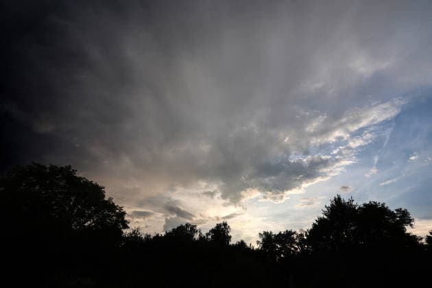 Starke Gewitter in der Stadt Vororte von Essen während einer starken Gewitterlage während einer Hitzewelle und laufender Warnung vor einem Unwetter aus Richtung Südwest. *** Severe thunderstorms in the suburbs of Essen during a severe thunderstorm event amid a heat wave and an ongoing severe weather warning from the southwest