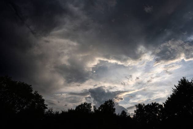 Starke Gewitter in der Stadt Vororte von Essen während einer starken Gewitterlage während einer Hitzewelle und laufender Warnung vor einem Unwetter aus Richtung Südwest. *** Severe thunderstorms in the suburbs of Essen during a severe thunderstorm event amid a heat wave and an ongoing severe weather warning from the southwest