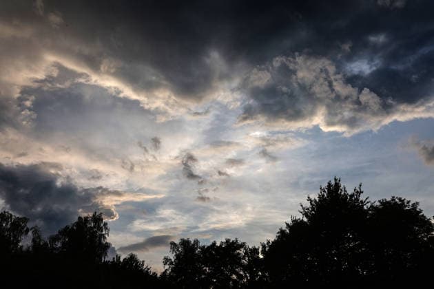 Starke Gewitter in der Stadt Vororte von Essen während einer starken Gewitterlage während einer Hitzewelle und laufender Warnung vor einem Unwetter aus Richtung Südwest. *** Severe thunderstorms in the suburbs of Essen during a period of intense thunderstorm activity amid a heat wave and an ongoing severe weather warning for storms approaching from the southwest