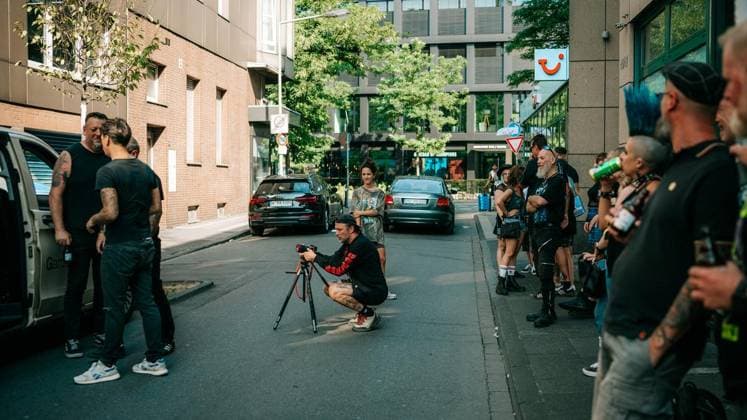 Punkband Betontod dreht Musikvideo in Duisburg. Die bekannte Punkband Betontod (Rheinberg) dreht ein Musikvideo in der Duisburger Kneipe Indie. Die Punker haben örtliche Fans aufgerufen, als Statisten dazuzukommen. Am 03.08.2026 in Duisburg ** NUR FÜR REDAKTIONELLE ZWECKE ** EDITORIAL USE ONLY **<p>Punkband Betontod dreht Musikvideo in Duisburg. Die bekannte Punkband Betontod (Rheinberg) dreht ein Musikvideo in der Duisburger Kneipe Indie. Die Punker haben örtliche Fans aufgerufen, als Statisten dazuzukommen. Am 03.08.2026 in Duisburg Indien Duisburg Copyright: ChristophxJendral *** Punk Band Betontod Shoots Music Video in Duisburg The well-known punk band Betontod Rheinberg is shooting a music video at the Duisburg bar Indie. The punks Copyright: ChristophxJendral doc8704q50dsfqjdo62l04 ,EDITORIAL USE ONLY