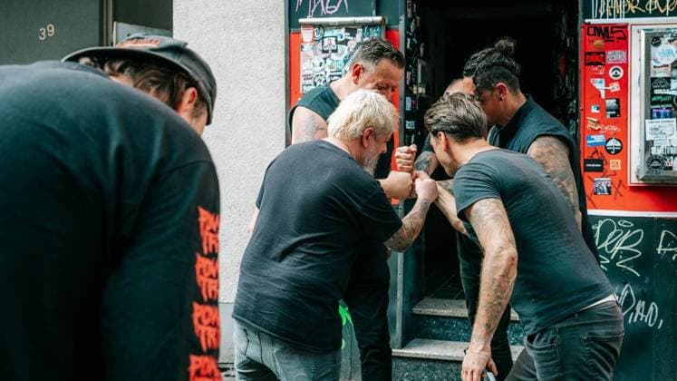 Punkband Betontod dreht Musikvideo in Duisburg. Die bekannte Punkband Betontod (Rheinberg) dreht ein Musikvideo in der Duisburger Kneipe Indie. Die Punker haben örtliche Fans aufgerufen, als Statisten dazuzukommen. Am 03.08.2026 in Duisburg ** NUR FÜR REDAKTIONELLE ZWECKE ** EDITORIAL USE ONLY **<p>Punkband Betontod dreht Musikvideo in Duisburg. Die bekannte Punkband Betontod (Rheinberg) dreht ein Musikvideo in der Duisburger Kneipe Indie. Die Punker haben örtliche Fans aufgerufen, als Statisten dazuzukommen. Am 03.08.2026 in Duisburg Indien Duisburg Copyright: ChristophxJendral *** Punk Band Betontod Shoots Music Video in Duisburg The well-known punk band Betontod Rheinberg is shooting a music video at the Duisburg bar Indie. The punks Copyright: ChristophxJendral doc8704q5r9ppg13ov8qjli ,EDITORIAL USE ONLY