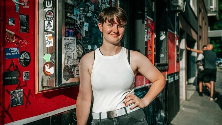 Punkband Betontod dreht Musikvideo in Duisburg. Die bekannte Punkband Betontod (Rheinberg) dreht ein Musikvideo in der Duisburger Kneipe Indie. Die Punker haben örtliche Fans aufgerufen, als Statisten dazuzukommen. Am 03.08.2026 in Duisburg ** NUR FÜR REDAKTIONELLE ZWECKE ** EDITORIAL USE ONLY **<p>Punkband Betontod dreht Musikvideo in Duisburg. Die bekannte Punkband Betontod (Rheinberg) dreht ein Musikvideo in der Duisburger Kneipe Indie. Die Punker haben örtliche Fans aufgerufen, als Statisten dazuzukommen. Am 03.08.2026 in Duisburg Indien Duisburg Copyright: ChristophxJendral *** Punk Band Betontod Shoots Music Video in Duisburg The well-known punk band Betontod Rheinberg is shooting a music video at the Indie bar in Duisburg. The pu Copyright: ChristophxJendral doc8704rcxr4w11in8vxl04 ,EDITORIAL USE ONLY
