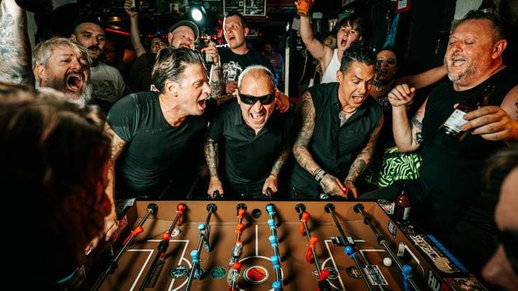 Punkband Betontod dreht Musikvideo in Duisburg. Die bekannte Punkband Betontod (Rheinberg) dreht ein Musikvideo in der Duisburger Kneipe Indie. Die Punker haben örtliche Fans aufgerufen, als Statisten dazuzukommen. Am 03.08.2026 in Duisburg ** NUR FÜR REDAKTIONELLE ZWECKE ** EDITORIAL USE ONLY **<p>Punkband Betontod dreht Musikvideo in Duisburg. Die bekannte Punkband Betontod (Rheinberg) dreht ein Musikvideo in der Duisburger Kneipe Indie. Die Punker haben örtliche Fans aufgerufen, als Statisten dazuzukommen. Am 03.08.2026 in Duisburg Indien Duisburg Copyright: ChristophxJendral *** Punk Band Betontod Shoots Music Video in Duisburg The well-known punk band Betontod Rheinberg is shooting a music video at the Indie bar in Duisburg. The pu Copyright: ChristophxJendral doc8704r57ryswt9aq2jli ,EDITORIAL USE ONLY