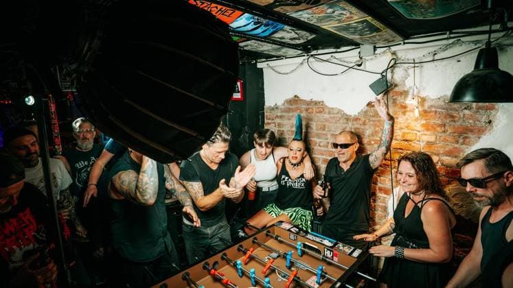 Punkband Betontod dreht Musikvideo in Duisburg. Die bekannte Punkband Betontod (Rheinberg) dreht ein Musikvideo in der Duisburger Kneipe Indie. Die Punker haben örtliche Fans aufgerufen, als Statisten dazuzukommen. Am 03.08.2026 in Duisburg ** NUR FÜR REDAKTIONELLE ZWECKE ** EDITORIAL USE ONLY **<p>Punkband Betontod dreht Musikvideo in Duisburg. Die bekannte Punkband Betontod (Rheinberg) dreht ein Musikvideo in der Duisburger Kneipe Indie. Die Punker haben örtliche Fans aufgerufen, als Statisten dazuzukommen. Am 03.08.2026 in Duisburg Indien Duisburg Copyright: ChristophxJendral *** Punk Band Betontod Shoots Music Video in Duisburg The well-known punk band Betontod Rheinberg is shooting a music video at the Indie bar in Duisburg. The pu Copyright: ChristophxJendral doc8704r7zgowz1dkd10jli ,EDITORIAL USE ONLY