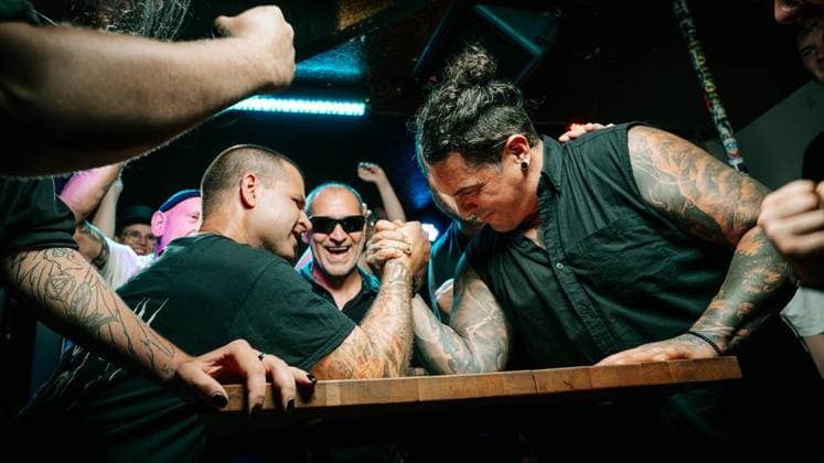 Punkband Betontod dreht Musikvideo in Duisburg. Die bekannte Punkband Betontod (Rheinberg) dreht ein Musikvideo in der Duisburger Kneipe Indie. Die Punker haben örtliche Fans aufgerufen, als Statisten dazuzukommen. Am 03.08.2026 in Duisburg ** NUR FÜR REDAKTIONELLE ZWECKE ** EDITORIAL USE ONLY **<p>Punkband Betontod dreht Musikvideo in Duisburg. Die bekannte Punkband Betontod (Rheinberg) dreht ein Musikvideo in der Duisburger Kneipe Indie. Die Punker haben örtliche Fans aufgerufen, als Statisten dazuzukommen. Am 03.08.2026 in Duisburg Indien Duisburg Copyright: ChristophxJendral *** Punk Band Betontod Shoots Music Video in Duisburg The well-known punk band Betontod Rheinberg is shooting a music video at the Indie bar in Duisburg. The pu Copyright: ChristophxJendral doc8704r9t527k13qr1tl04 ,EDITORIAL USE ONLY