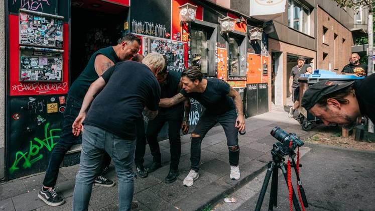 Punkband Betontod dreht Musikvideo in Duisburg. Die bekannte Punkband Betontod (Rheinberg) dreht ein Musikvideo in der Duisburger Kneipe Indie. Die Punker haben örtliche Fans aufgerufen, als Statisten dazuzukommen. Am 03.08.2026 in Duisburg ** NUR FÜR REDAKTIONELLE ZWECKE ** EDITORIAL USE ONLY **<p>Punkband Betontod dreht Musikvideo in Duisburg. Die bekannte Punkband Betontod (Rheinberg) dreht ein Musikvideo in der Duisburger Kneipe Indie. Die Punker haben örtliche Fans aufgerufen, als Statisten dazuzukommen. Am 03.08.2026 in Duisburg Indien Duisburg Copyright: ChristophxJendral *** Punk Band Betontod Shoots Music Video in Duisburg The well-known punk band Betontod Rheinberg is shooting a music video at the Indie bar in Duisburg. The pu Copyright: ChristophxJendral doc8704ramz0bneqz7dlzn ,EDITORIAL USE ONLY