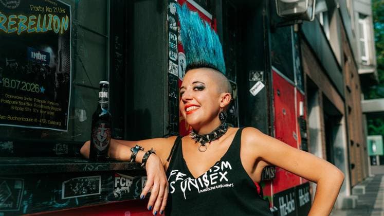 Punkband Betontod dreht Musikvideo in Duisburg. Die bekannte Punkband Betontod (Rheinberg) dreht ein Musikvideo in der Duisburger Kneipe Indie. Die Punker haben örtliche Fans aufgerufen, als Statisten dazuzukommen. Am 03.08.2026 in Duisburg ** NUR FÜR REDAKTIONELLE ZWECKE ** EDITORIAL USE ONLY **<p>Punkband Betontod dreht Musikvideo in Duisburg. Die bekannte Punkband Betontod (Rheinberg) dreht ein Musikvideo in der Duisburger Kneipe Indie. Die Punker haben örtliche Fans aufgerufen, als Statisten dazuzukommen. Am 03.08.2026 in Duisburg Indien Duisburg Copyright: ChristophxJendral *** Punk Band Betontod Shoots Music Video in Duisburg The well-known punk band Betontod Rheinberg is shooting a music video at the Indie bar in Duisburg. The pu Copyright: ChristophxJendral doc8704rcn0395bu1n6l04 ,EDITORIAL USE ONLY