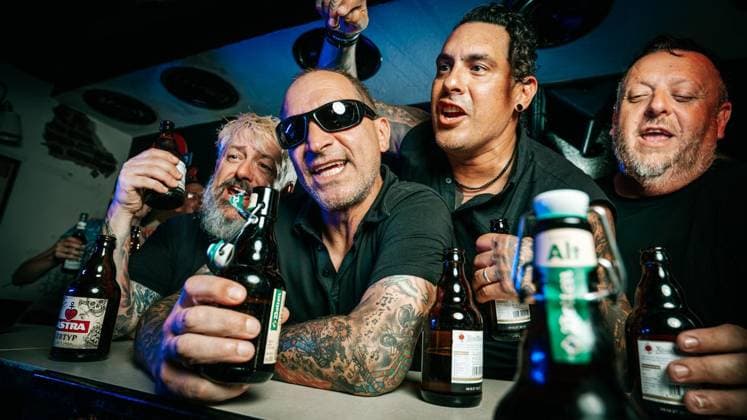 Punkband Betontod dreht Musikvideo in Duisburg. Die bekannte Punkband Betontod (Rheinberg) dreht ein Musikvideo in der Duisburger Kneipe Indie. Die Punker haben örtliche Fans aufgerufen, als Statisten dazuzukommen. Am 03.08.2026 in Duisburg ** NUR FÜR REDAKTIONELLE ZWECKE ** EDITORIAL USE ONLY **<p>Punkband Betontod dreht Musikvideo in Duisburg. Die bekannte Punkband Betontod (Rheinberg) dreht ein Musikvideo in der Duisburger Kneipe Indie. Die Punker haben örtliche Fans aufgerufen, als Statisten dazuzukommen. Am 03.08.2026 in Duisburg Indien Duisburg Copyright: ChristophxJendral *** Punk Band Betontod Shoots Music Video in Duisburg The well-known punk band Betontod Rheinberg is shooting a music video at the Duisburg bar Indie. The punks Copyright: ChristophxJendral doc8704r1myfix1lq3h4lzn ,EDITORIAL USE ONLY