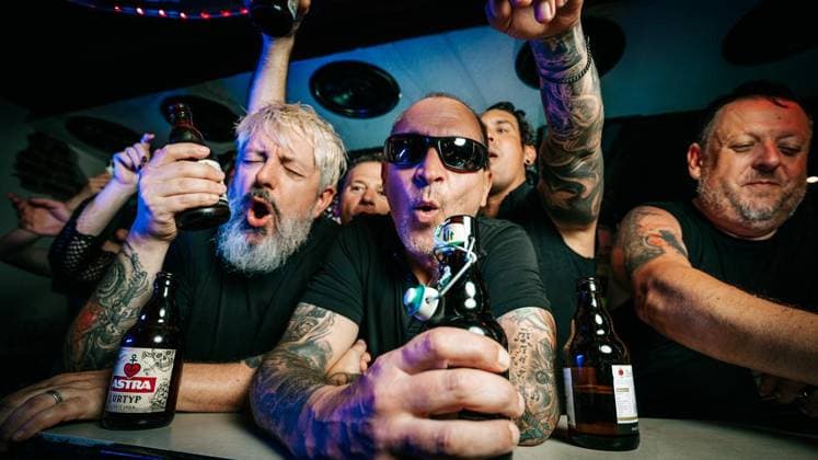 Punkband Betontod dreht Musikvideo in Duisburg. Die bekannte Punkband Betontod (Rheinberg) dreht ein Musikvideo in der Duisburger Kneipe Indie. Die Punker haben örtliche Fans aufgerufen, als Statisten dazuzukommen. Am 03.08.2026 in Duisburg ** NUR FÜR REDAKTIONELLE ZWECKE ** EDITORIAL USE ONLY **<p>Punkband Betontod dreht Musikvideo in Duisburg. Die bekannte Punkband Betontod (Rheinberg) dreht ein Musikvideo in der Duisburger Kneipe Indie. Die Punker haben örtliche Fans aufgerufen, als Statisten dazuzukommen. Am 03.08.2026 in Duisburg Indien Duisburg Copyright: ChristophxJendral *** Punk Band Betontod Shoots Music Video in Duisburg The well-known punk band Betontod Rheinberg is shooting a music video at the Duisburg bar Indie. The punks Copyright: ChristophxJendral doc8704r25st3orad9wlzn ,EDITORIAL USE ONLY