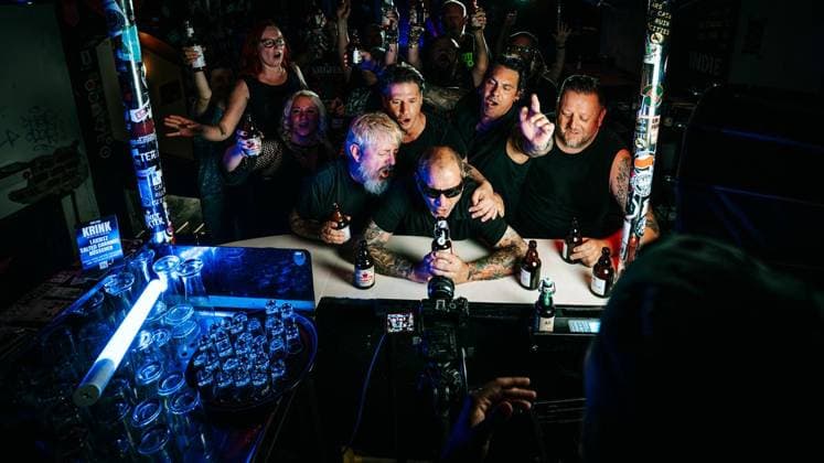 Punkband Betontod dreht Musikvideo in Duisburg. Die bekannte Punkband Betontod (Rheinberg) dreht ein Musikvideo in der Duisburger Kneipe Indie. Die Punker haben örtliche Fans aufgerufen, als Statisten dazuzukommen. Am 03.08.2026 in Duisburg ** NUR FÜR REDAKTIONELLE ZWECKE ** EDITORIAL USE ONLY **<p>Punkband Betontod dreht Musikvideo in Duisburg. Die bekannte Punkband Betontod (Rheinberg) dreht ein Musikvideo in der Duisburger Kneipe Indie. Die Punker haben örtliche Fans aufgerufen, als Statisten dazuzukommen. Am 03.08.2026 in Duisburg Indien Duisburg Copyright: ChristophxJendral *** Punk Band Betontod Shoots Music Video in Duisburg The well-known punk band Betontod Rheinberg is shooting a music video at the Duisburg bar Indie. The punks Copyright: ChristophxJendral doc8704r28mo10oggxcjli ,EDITORIAL USE ONLY