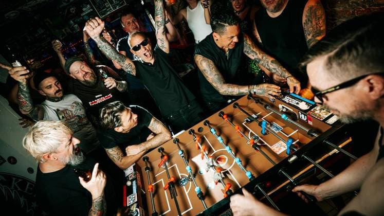 Punkband Betontod dreht Musikvideo in Duisburg. Die bekannte Punkband Betontod (Rheinberg) dreht ein Musikvideo in der Duisburger Kneipe Indie. Die Punker haben örtliche Fans aufgerufen, als Statisten dazuzukommen. Am 03.08.2026 in Duisburg ** NUR FÜR REDAKTIONELLE ZWECKE ** EDITORIAL USE ONLY **<p>Punkband Betontod dreht Musikvideo in Duisburg. Die bekannte Punkband Betontod (Rheinberg) dreht ein Musikvideo in der Duisburger Kneipe Indie. Die Punker haben örtliche Fans aufgerufen, als Statisten dazuzukommen. Am 03.08.2026 in Duisburg Indien Duisburg Copyright: ChristophxJendral *** Punk Band Betontod Shoots Music Video in Duisburg The well-known punk band Betontod Rheinberg is shooting a music video at the Duisburg bar Indie. The punks Copyright: ChristophxJendral doc8704r41ht1vbp2kal04 ,EDITORIAL USE ONLY