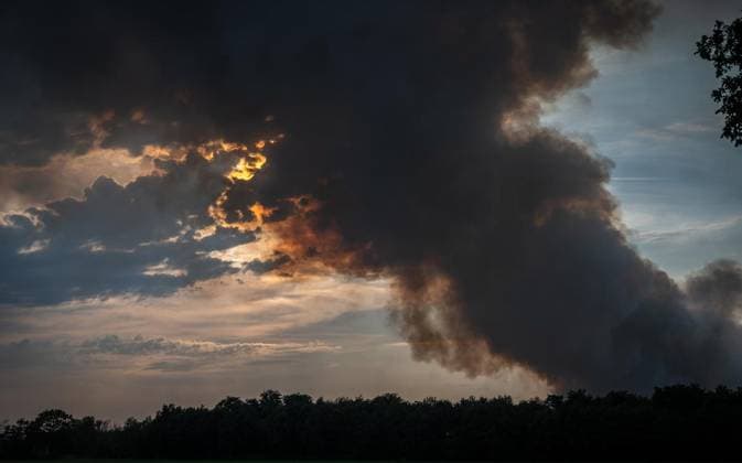 Waldbrand im Naturschutzgebiet Bos bei Venlo ** NUR FÜR REDAKTIONELLE ZWECKE ** EDITORIAL USE ONLY **<p>Niederländische Feuerwehren bekämpfen am Montag,03.August.2026, einen Waldbrand im Naturschutzgebiet Bos bei Venlo. Deutschland NRW Venlo Copyright: KaixKitschenberg *** Forest Fire in the Bos Nature Reserve near Venlo ** FOR EDITORIAL USE ONLY ** EDITORIAL USE ONLY ** p Dutch fire departments are battling a forest fire on Monday, August 3, 2026, in the Bos Nature Reserve near Venlo, Germany, North Rhine-Westphalia, Venlo. Copyright KaixKitschenberg Copyright: KaixKitschenberg doc8704vpm5iud16qdimlzn ,EDITORIAL USE ONLY