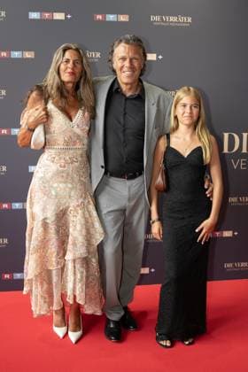 Premiere von Die Verraeter Vertraue niemandem. Urs Meier mit Ehefrau Andrea Meier und Tochter bei der Premiere der RTL Show Die Verraeter Vertraue niemandem am 02.08.2026 im Cinenova Kino in Koeln Ehrenfeld. Koeln CINENOVA Nordrhein-Westfalen *** Premiere of *Die Verraeter: Trust No One*: Urs Meier with his wife Andrea Meier and daughter at the premiere of the RTL show *Die Verraeter: Trust No One* on August 2, 2026, at the Cinenova Cinema in Cologne-Ehrenfeld, Cologne, CINENOVA, North Rhine-Westphalia