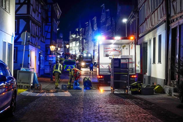 Feuer im Dachgeschoss eines Fachwerkhauses Flammen schlagen aus dem Fenster Feuerwehr riegelt enge Altstadt ab Am 03.08.2026 brannte gegen 21:00 Uhr ein Fachwerkhaus in der Oberstadt 18 in der Altstadt von Lich. Der Brand betraf das Obergeschoss und den Dachbereich des Gebäudes, es kam zu starker Rauchentwicklung und Flammenaustritt. Beim Eintreffen der Feuerwehr befand sich niemand mehr im Gebäude. Die Freiwillige Feuerwehr Lich leitete Außen- und Innenangriff ein und baute wegen der engen Altstadtbebauung eine Riegelstellung mit der Drehleiter zum Schutz der Nachbarhäuser auf. Lich Hessen Deutschland *** Fire in the attic of a half-timbered house; flames are shooting out of the window; firefighters cordon off the narrow old t