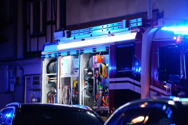 Feuer im Dachgeschoss eines Fachwerkhauses Flammen schlagen aus dem Fenster Feuerwehr riegelt enge Altstadt ab Am 03.08.2026 brannte gegen 21:00 Uhr ein Fachwerkhaus in der Oberstadt 18 in der Altstadt von Lich. Der Brand betraf das Obergeschoss und den Dachbereich des Gebäudes, es kam zu starker Rauchentwicklung und Flammenaustritt. Beim Eintreffen der Feuerwehr befand sich niemand mehr im Gebäude. Die Freiwillige Feuerwehr Lich leitete Außen- und Innenangriff ein und baute wegen der engen Altstadtbebauung eine Riegelstellung mit der Drehleiter zum Schutz der Nachbarhäuser auf. Lich Hessen Deutschland *** Fire in the attic of a half-timbered house; flames are shooting out of the window; firefighters cordon off the narrow old t
