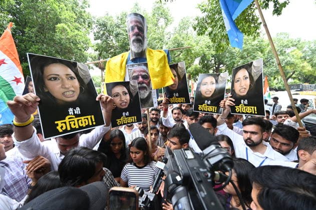 NEW DELHI, INDIA - AUGUST 3: NSUI members hold placards and shout slogans against the Delhi Police and central authorities during protest march from the Indian Youth Congress office towards Jantar Mantar condemning police action against student demonstrators during the recent July 20 Parliament march on August 3, 2026 in New Delhi, India. The student wing of the Congress party demanded a thorough judicial probe into the alleged police crackdown, lathi-charge, and use of teargas and pellet guns against student protesters during the July 20 Parliament march. The demonstrators also demanded the immediate withdrawal of FIRs registered against student activists. (Photo by Ishant Chauhan Hindustan Times) NSUI Protest March Against Alleged Use Of