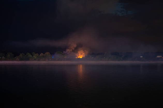 News Bilder des Tages #2 Dramatisches Ende des Fischerfestes: Feuerwerk verursacht nach lang anhaltender Hitze Periode großen Flächenbrand - Feuerwehrkräfte aus Hessen und Rheinlandpfalz löschen flammen (ON TAPE) 7aIMG: 0568160 Dramatisches Ende des Fischerfestes: Feuerwerk verursacht nach langer Hitze Periode Flächenbrand - Feuerwehrkräfte aus Hessen und Rheinlandpfalz löschen flammen (ON TAPE)Hessen, Hamm am Rhein, Deutschland *** Dramatic End to the Fishermen s Festival: Fireworks Cause Large Wildfire After a Prolonged Heat Wave; Firefighters from Hesse and Rhineland-Palatinate Extinguish the Flames ON TAPE 7aIMG 0568160 Dramatic End to the Fishermen s Festival: Fireworks Cause Wildfire After a Long Heat Wave; Firefighters from Hesse and Rhineland-Palatinate e Copyright: 7aktuell.dex xVincentxB. 0568160 20260804_7a_FEUERWERKENTZUENDETFLAECHE_568160