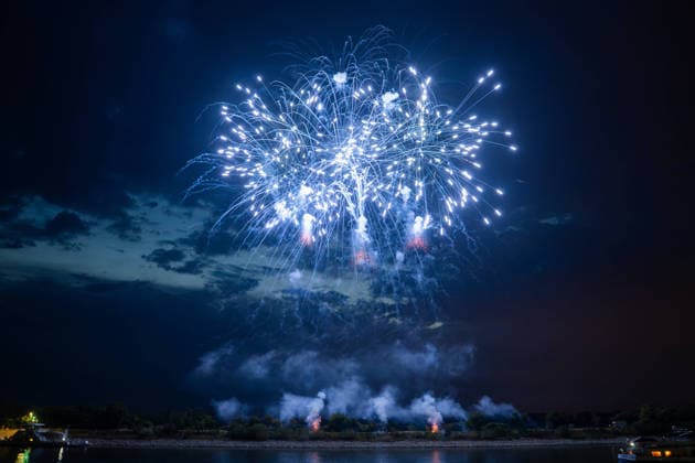 Dramatisches Ende des Fischerfestes: Feuerwerk verursacht nach lang anhaltender Hitze Periode großen Flächenbrand - Feuerwehrkräfte aus Hessen und Rheinlandpfalz löschen flammen (ON TAPE) 7aIMG: 0568161 Dramatisches Ende des Fischerfestes: Feuerwerk verursacht nach langer Hitze Periode Flächenbrand - Feuerwehrkräfte aus Hessen und Rheinlandpfalz löschen flammen (ON TAPE)Hessen, Hamm am Rhein, Deutschland *** Dramatic End to the Fishermen s Festival: Fireworks Cause Major Wildfire After a Prolonged Heat Wave; Firefighters from Hesse and Rhineland-Palatinate Extinguish the Flames ON TAPE 7aIMG 0568161 Dramatic End to the Fishermen s Festival: Fireworks Cause Wildfire After a Long Heat Wave; Firefighters from Hesse and Rhineland-Palatinate e Copyright: 7aktuell.dex xVincentxB. 0568161 20260804_7a_FEUERWERKENTZUENDETFLAECHE_568161
