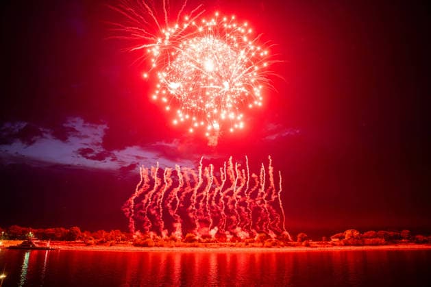 Dramatisches Ende des Fischerfestes: Feuerwerk verursacht nach lang anhaltender Hitze Periode großen Flächenbrand - Feuerwehrkräfte aus Hessen und Rheinlandpfalz löschen flammen (ON TAPE) 7aIMG: 0568173 Dramatisches Ende des Fischerfestes: Feuerwerk verursacht nach langer Hitze Periode Flächenbrand - Feuerwehrkräfte aus Hessen und Rheinlandpfalz löschen flammen (ON TAPE)Hessen, Hamm am Rhein, Deutschland *** Dramatic End to the Fishermen s Festival: Fireworks Cause Major Wildfire After a Prolonged Heat Wave; Firefighters from Hesse and Rhineland-Palatinate Extinguish the Flames ON TAPE 7aIMG 0568173 Dramatic End to the Fishermen s Festival: Fireworks Cause Wildfire After a Prolonged Heat Wave; Firefighters from Hesse and Rhineland-Palatin Copyright: 7aktuell.dex xVincentxB. 0568173 20260804_7a_FEUERWERKENTZUENDETFLAECHE_568173
