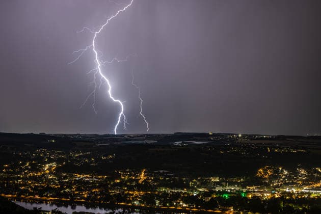 Blitzeinschlag über dem Rheintal bei Bad Godesberg und Wachtberg Blick vom Petersberg im Siebengebirge Richtung Westen: Ein Blitz schlägt bei einer Gewitterfront ein. Im Vordergrund der Rhein sowie die Orte Bonn-Mehlem, Bad Godesberg und Wachtberg, gut erkennbar das Radom des Fraunhofer-Instituts für Hochfrequenzphysik und Radartechnik (FHR) in Wachtberg-Berkum. Königswinter Nordrhein-Westfalen Deutschland *** Lightning strike over the Rhine Valley near Bad Godesberg and Wachtberg; view from Petersberg in the Siebengebirge range looking west; a bolt of lightning strikes near a thunderstorm front; in the foreground, the Rhine and the towns of Bonn, Mehlem, Bad Godesberg, and Wachtberg; clearly visible is the radome of the Fraunhofer Ins Copyright: xMarcxJohnx