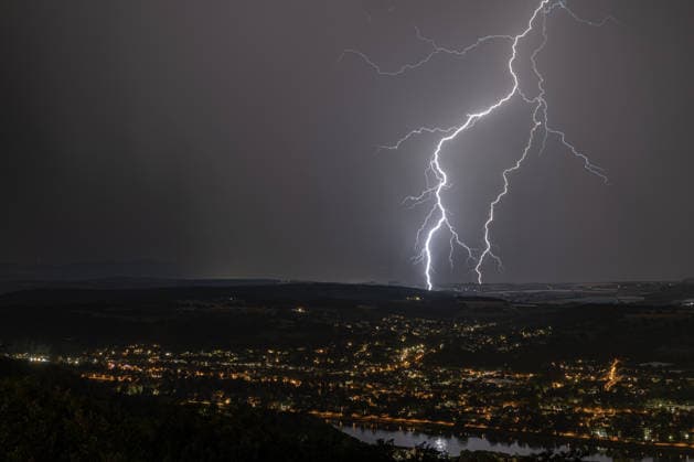 Blitzeinschlag über dem Rheintal bei Bad Godesberg und Wachtberg Blick vom Petersberg im Siebengebirge Richtung Westen: Mehrere Blitze schlagen bei einer Gewitterfront ein. Im Vordergrund der Rhein sowie die Orte Bonn-Mehlem, Bad Godesberg und Wachtberg. Königswinter Nordrhein-Westfalen Deutschland *** Lightning striking over the Rhine Valley near Bad Godesberg and Wachtberg; view from Petersberg in the Siebengebirge range looking west; several bolts of lightning strike as a thunderstorm front passes; in the foreground, the Rhine and the towns of Bonn, Mehlem, Bad Godesberg, and Wachtberg; Königswinter, North Rhine-Westphalia, Germany Copyright: xMarcxJohnx