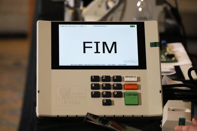 The Rio de Janeiro Regional Electoral Court (TRE-RJ) opens electronic voting machines to the press and oversight bodies. Technicians from the Regional Electoral Court of Rio de Janeiro (TRE-RJ) open an electronic ballot box in front of the public to present its internal structure, explain the security mechanisms and answer questions about the electoral process, in the main hall of the Palace of Democracy, headquarters of the TRE-RJ in the city center, this Monday, the 3rd. RIO DE JANEIRO center RJ BRAZIL Copyright: xCharlesxShollx