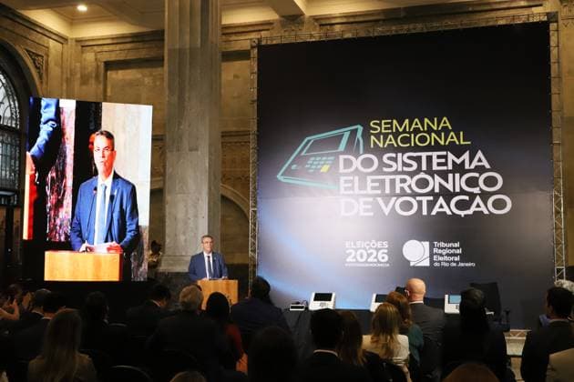 The Rio de Janeiro Regional Electoral Court (TRE-RJ) opens electronic voting machines to the press and oversight bodies. Claudio de Mello Tavares, presiding judge of the Regional Electoral Court of Rio de Janeiro - TRE-RJ, during an event to open an electronic ballot box before the public to present its internal structure, explain the security mechanisms and answer questions about the electoral process, in the main hall of the Palace of Democracy, headquarters of TRE-RJ in the city center, this Monday, the 3rd. RIO DE JANEIRO center RJ BRAZIL Copyright: xCharlesxShollx