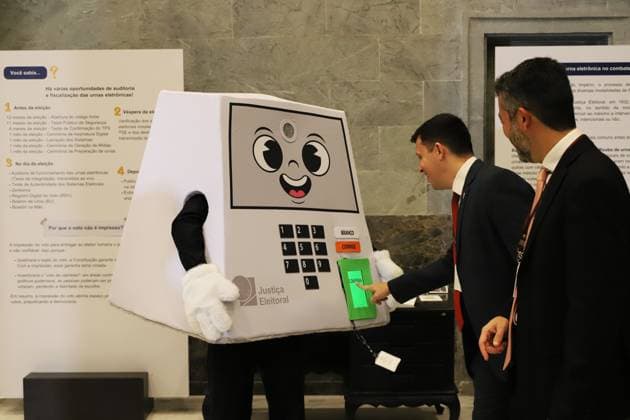 News Bilder des Tages #2 The Rio de Janeiro Regional Electoral Court (TRE-RJ) opens electronic voting machines to the press and oversight bodies. Technicians from the Regional Electoral Court of Rio de Janeiro (TRE-RJ) open an electronic ballot box in front of the public to present its internal structure, explain the security mechanisms and answer questions about the electoral process, in the main hall of the Palace of Democracy, headquarters of the TRE-RJ in the city center, this Monday, the 3rd. RIO DE JANEIRO center RJ BRAZIL Copyright: xCharlesxShollx